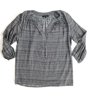 Anne Carson Black and White V-neck Geometric Blouse
